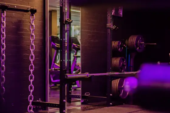 Rack met kettingen bij Xplosive Gym Helmond