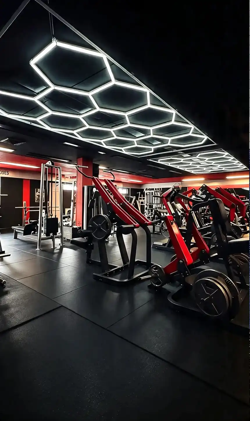 Krachtzone van Xplosive Gym onder de zeshoekverlichting
